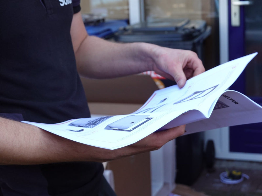 Installateur leest de montagehandleiding